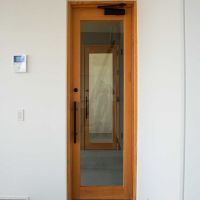 埼玉県川越市郭町の賃貸物件/ROOM2：玄関はガラス戸。部屋の中が丸見えなので、目隠しがある方が良いかも