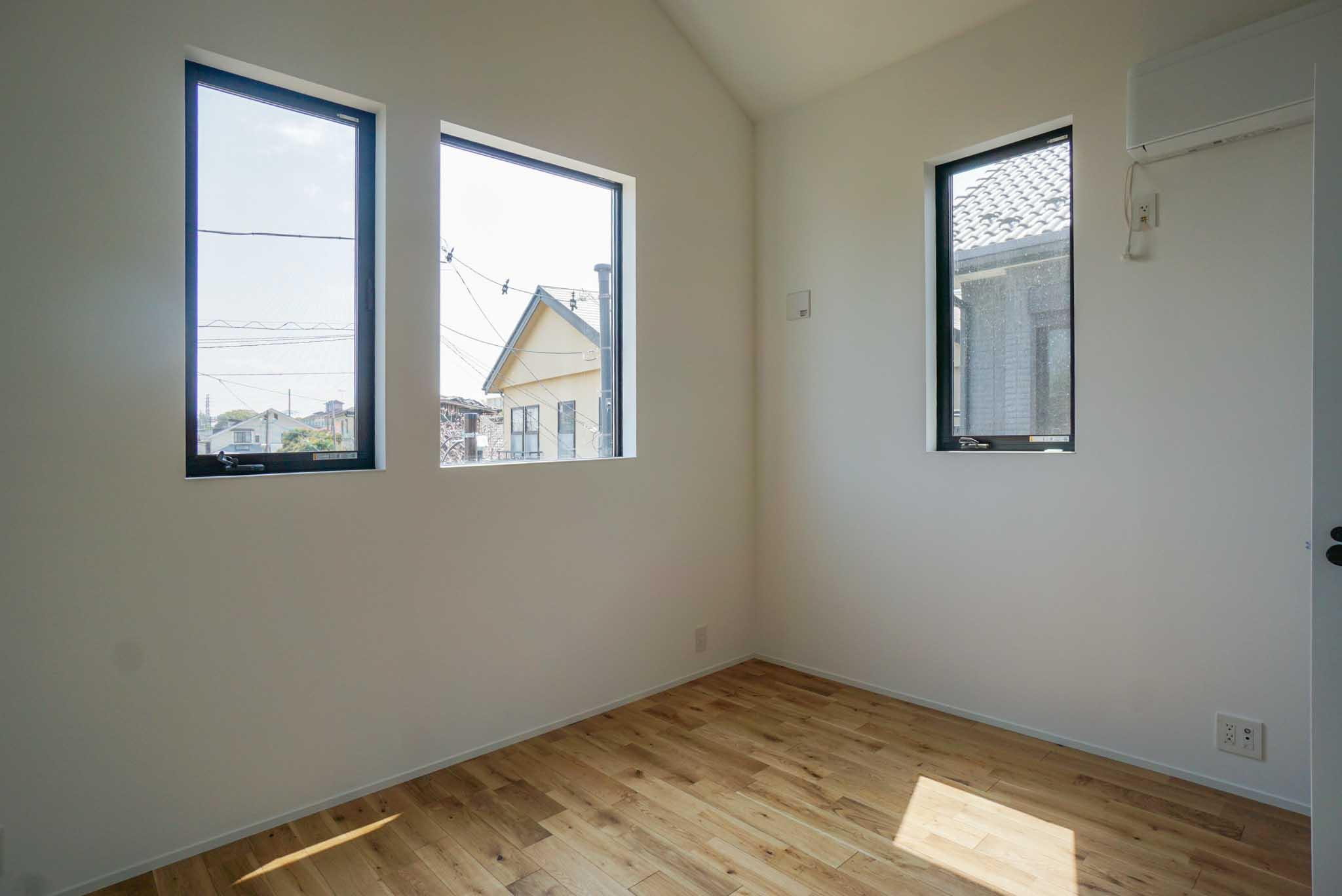 埼玉県川越市郭町の賃貸物件/ROOM3：二面にひらいた腰窓から光が入ります
