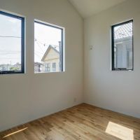 埼玉県川越市郭町の賃貸物件/ROOM3：二面にひらいた腰窓から光が入ります