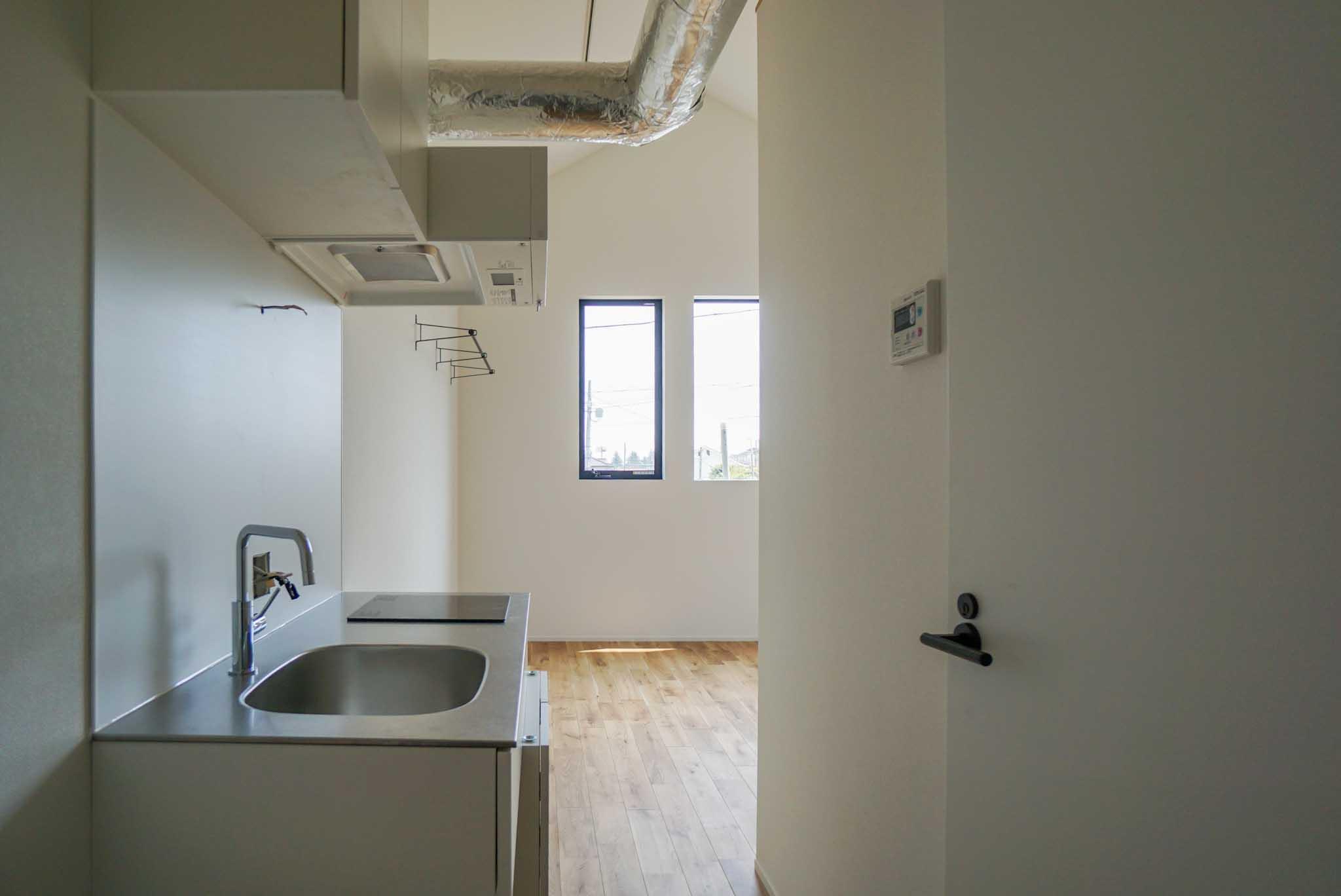 埼玉県川越市郭町の賃貸物件/ROOM3：キッチンから奥の空間をみる