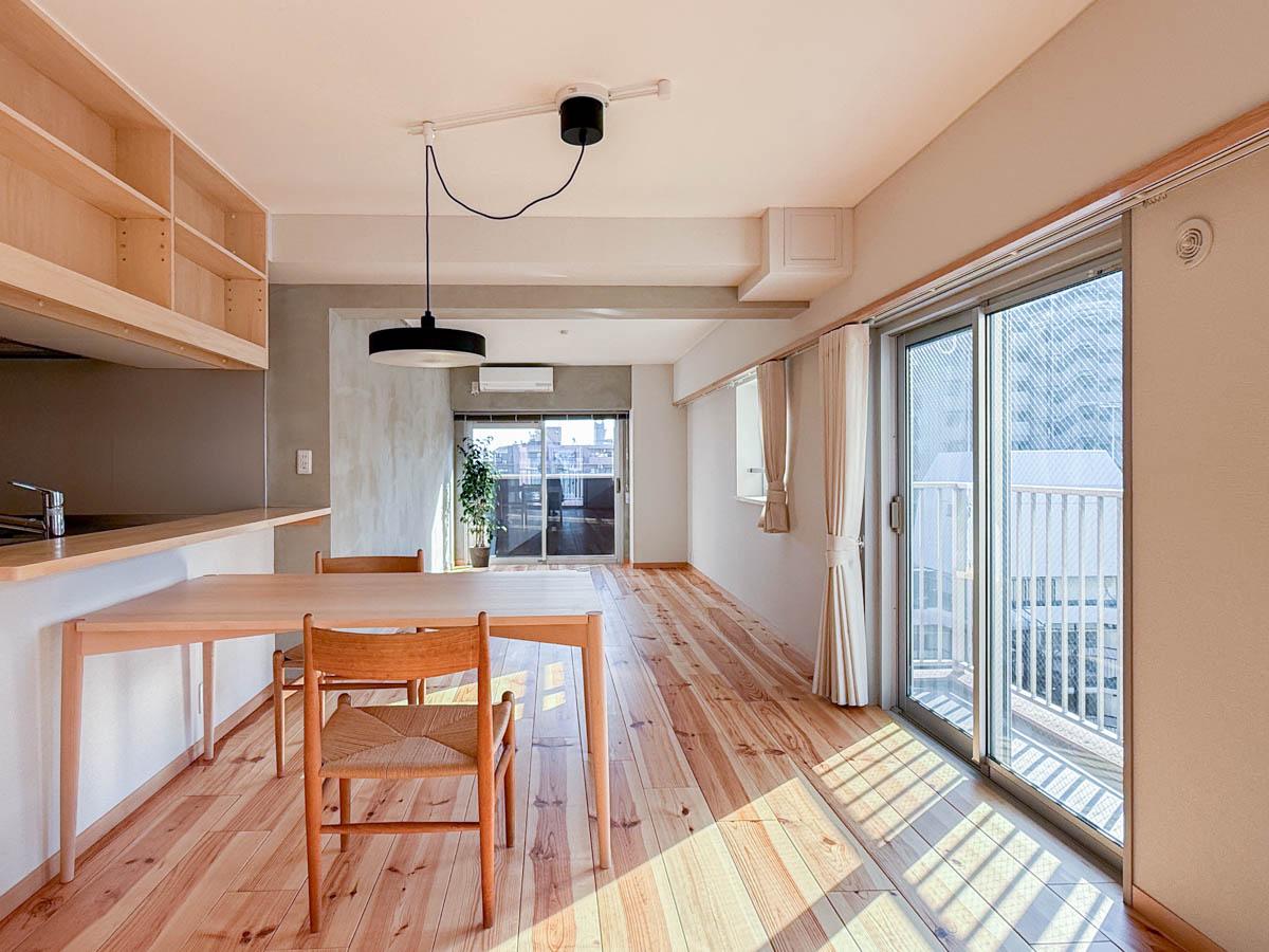 品川区東品川の売買物件/新しくリノベーションされたばかりの爽やかな空間。南向き・三面窓からたっぷりと光が差し込み、1日通して明るく、気持ちのいいお部屋です