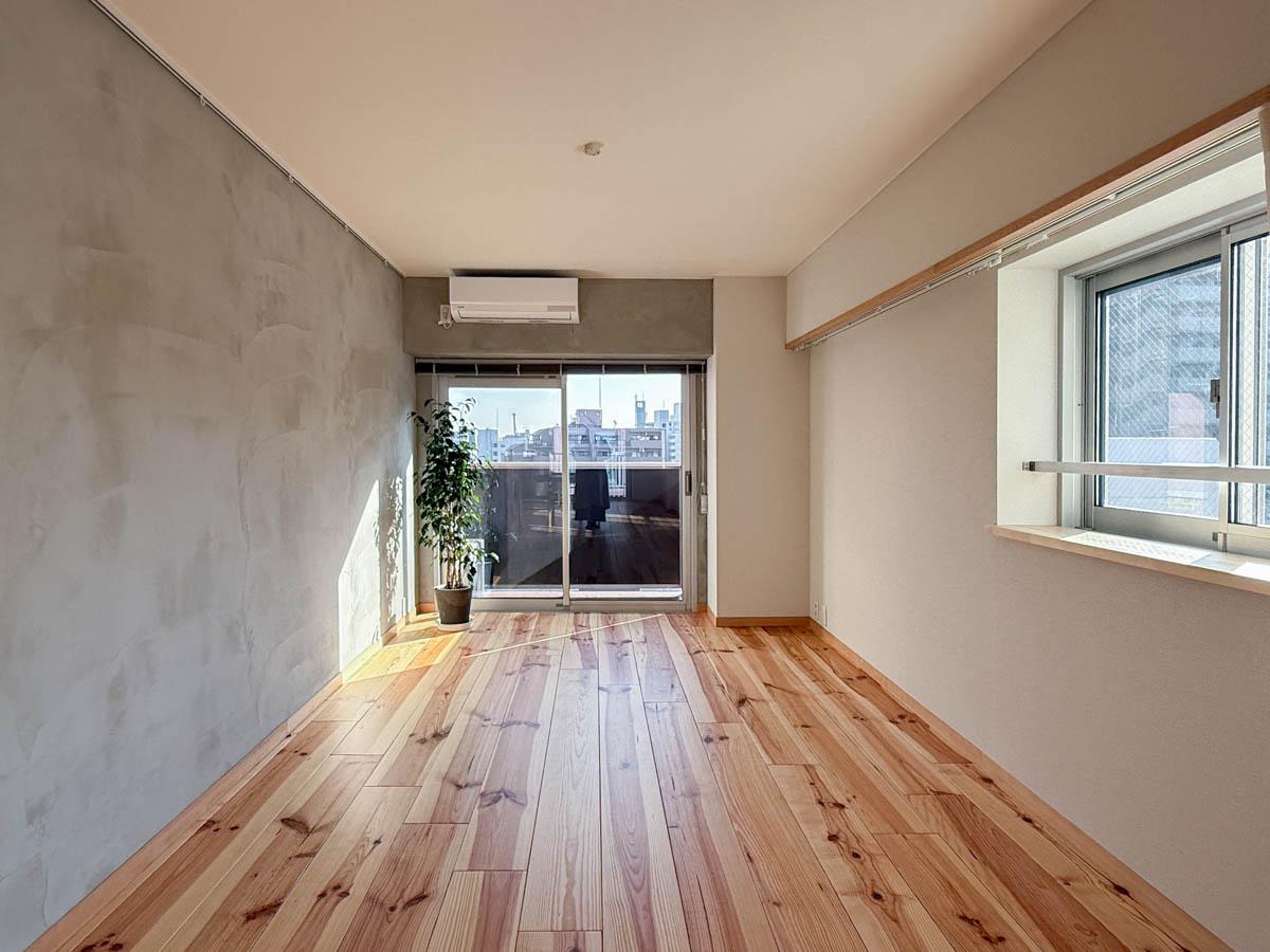 品川区東品川の売買物件/幅広の無垢フローリング &times; モルタル壁が絵になる
