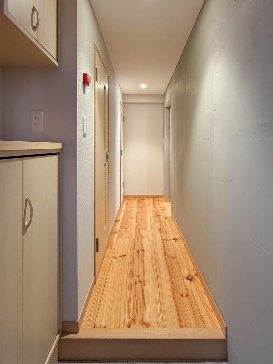 品川区東品川の売買物件/玄関。下駄箱や扉などにはシナ材が使われています