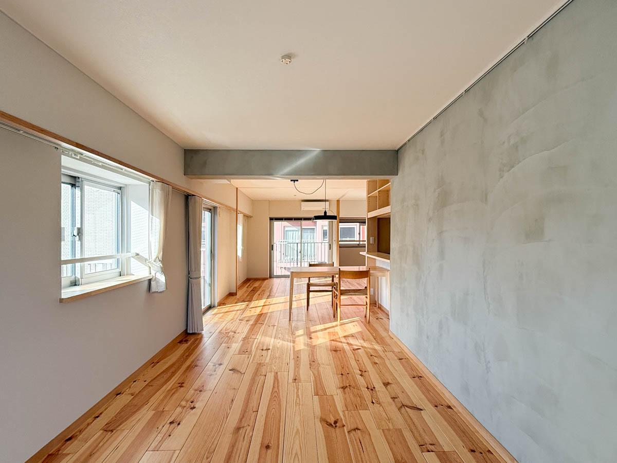 品川区東品川の売買物件/東側バルコニーから居室をみて