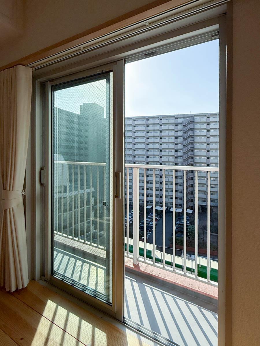 品川区東品川の売買物件/南側の窓。サッシが数年前に交換され、ペアガラスの断熱仕様になっています