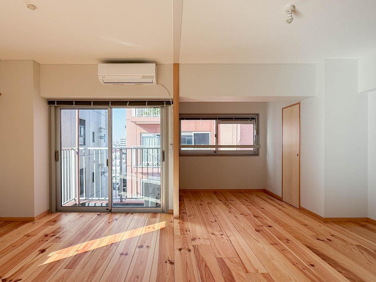 品川区東品川の売買物件/西側をみて。東面・西面にそれぞれ新品のエアコンがついています