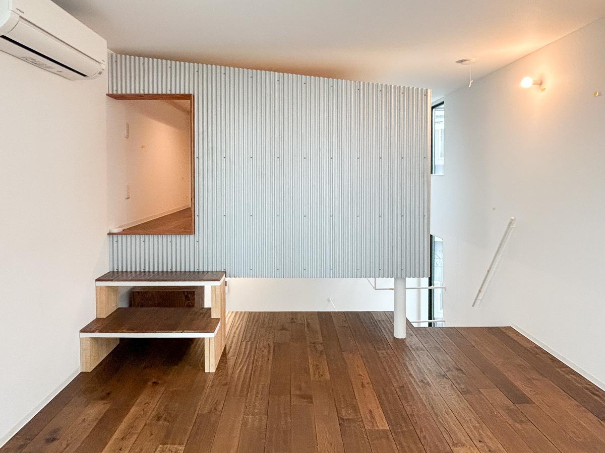 板橋区稲荷台の賃貸物件/9号室：こちらの部屋はアルミに包まれたハコ