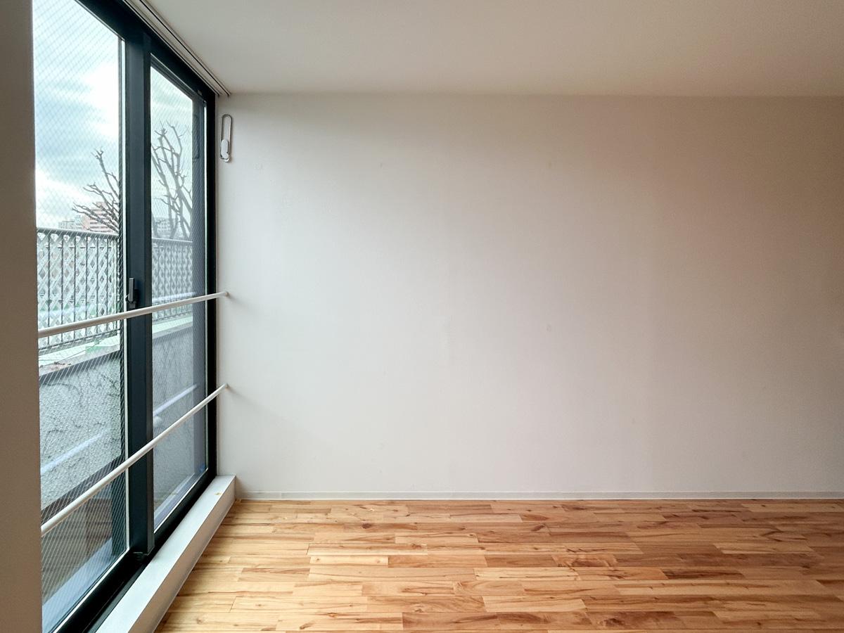 板橋区稲荷台の賃貸物件/3号室：３階別角度から。窓からは優しく日差しが入ってきます