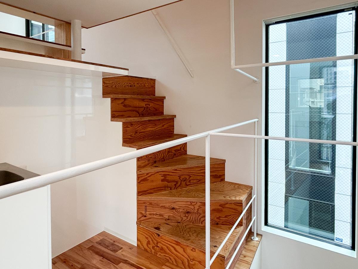 板橋区稲荷台の賃貸物件/1号室：階段も木製の合板で素材感が際立っています