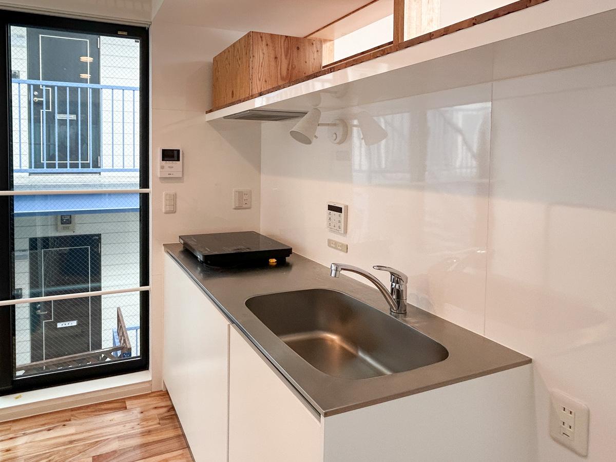 板橋区稲荷台の賃貸物件/３号室：キッチン別角度から。コンロはどの部屋もIHです