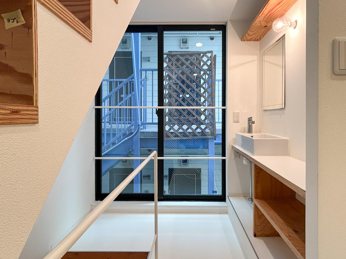 板橋区稲荷台の賃貸物件/1号室；２階。洗面台と収納棚が付いています