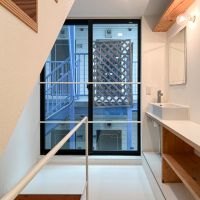 板橋区稲荷台の賃貸物件/1号室；２階。洗面台と収納棚が付いています