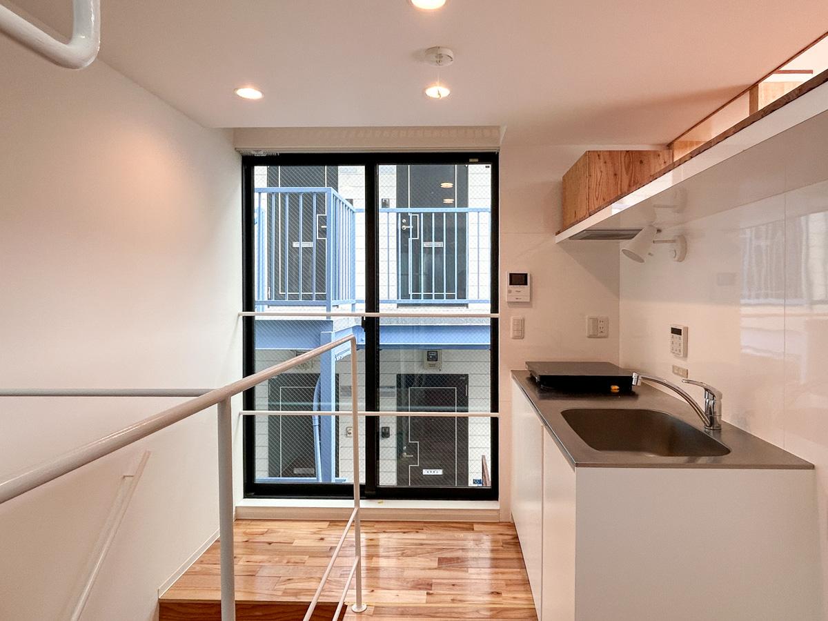 板橋区稲荷台の賃貸物件/3号室：キッチン。各フロアに窓があり、開放的