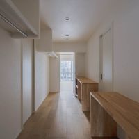 町田市山崎町の売買物件/ウォークスルークローゼット。左手には洋服がかけられ、右手はワークスペースにもできるようなデスクが