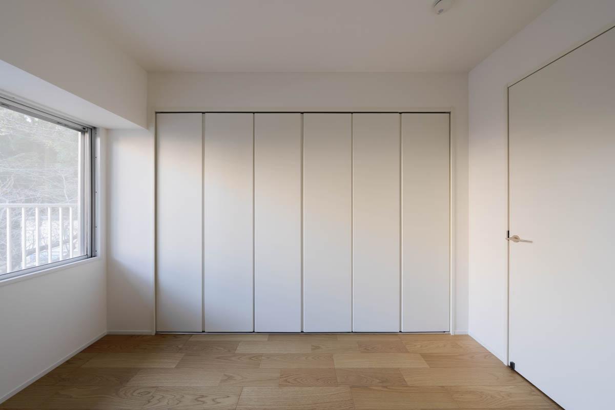 町田市山崎町の売買物件/北側の5帖の洋室。壁一面にはクローゼット