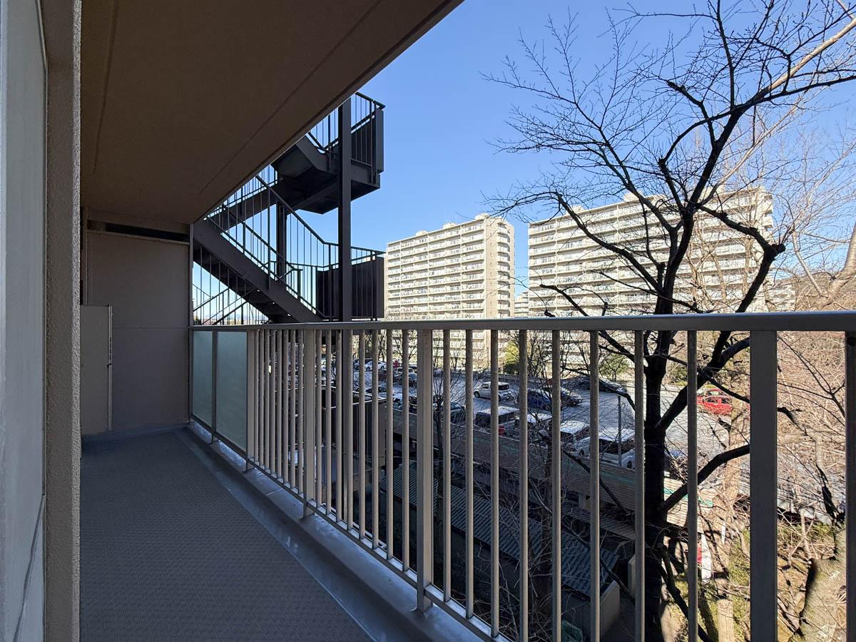 町田市山崎町の売買物件/8帖の洋室からでられる北側のバルコニー