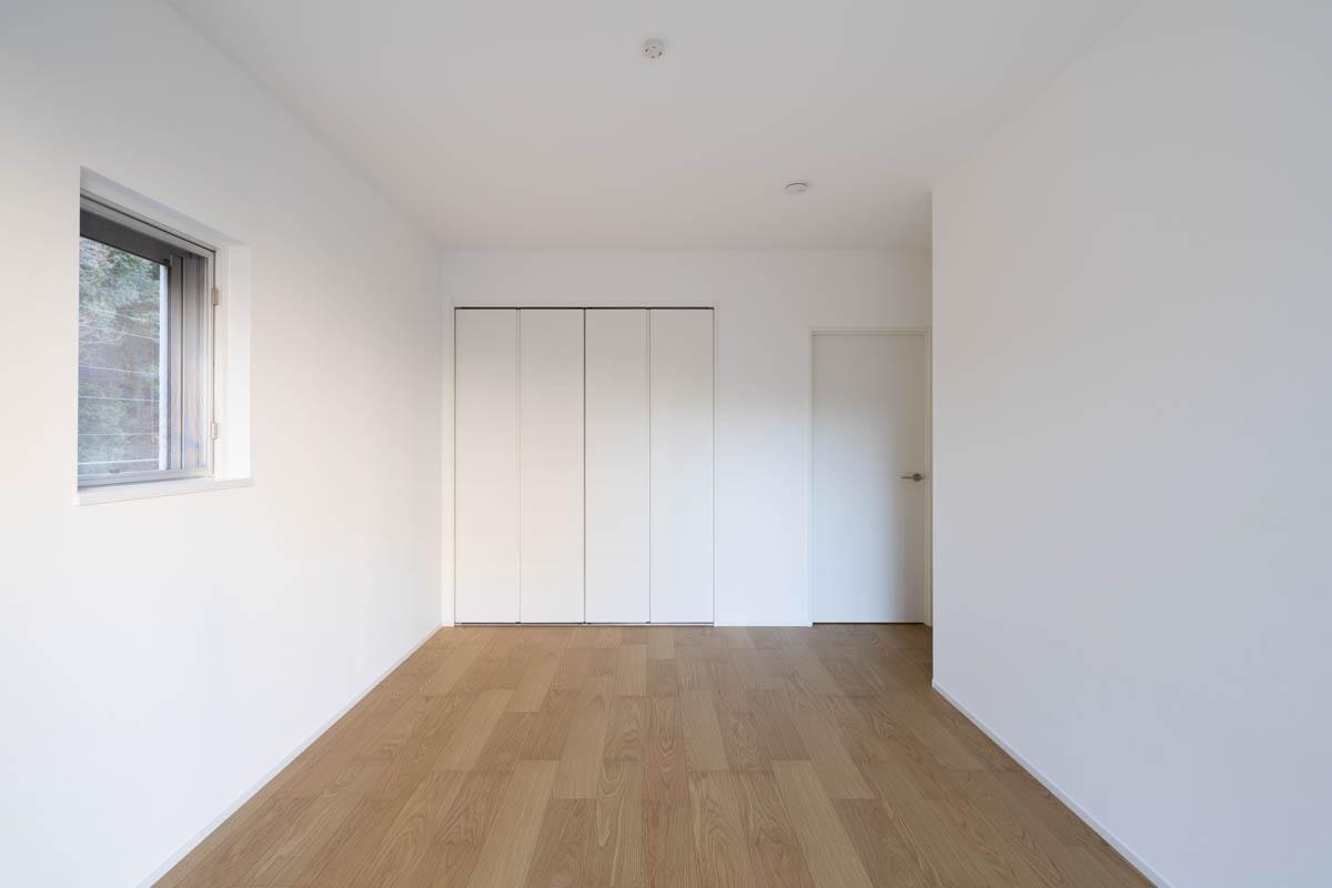 町田市山崎町の売買物件/こちらは北東側の8帖の洋室