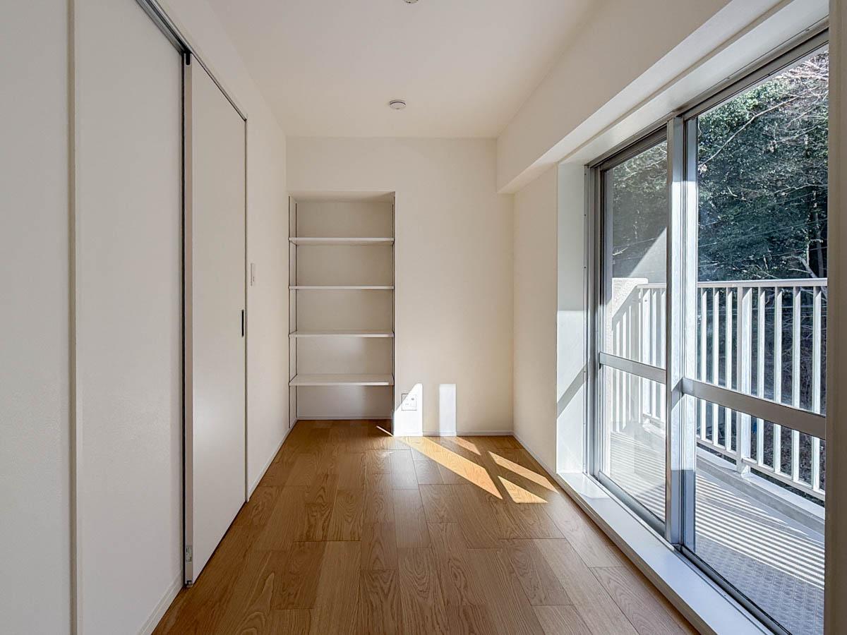 町田市山崎町の売買物件/4.72帖の洋室。東側のバルコニーに面していて気持ちいい