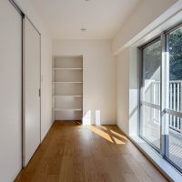 町田市山崎町の売買物件/4.72帖の洋室。東側のバルコニーに面していて気持ちいい