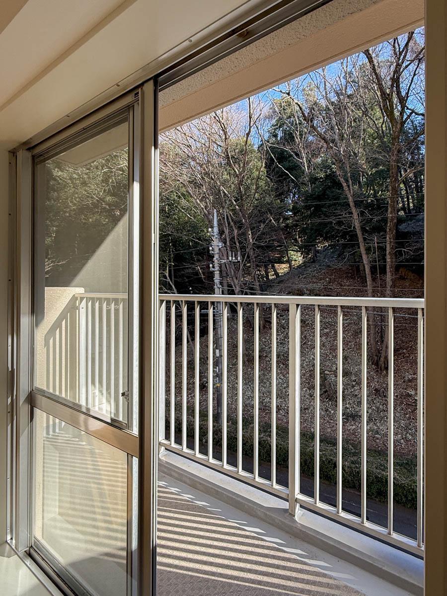 町田市山崎町の売買物件/東側のバルコニーからは一面緑の景色が楽しめる