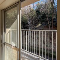 町田市山崎町の売買物件/東側のバルコニーからは一面緑の景色が楽しめる