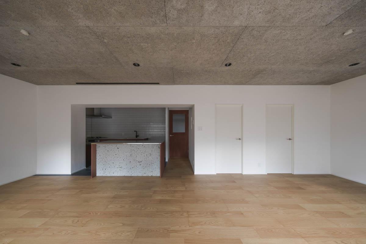 町田市山崎町の売買物件/全体的にシンプルで、キッチンが引き立つリビング。空間にゆとりがあるのも魅力です