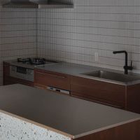 町田市山崎町の売買物件/大谷石をあしらったカウンターとラワンのキッチン。異素材の組み合わせが美しいです。コンロは3口、グリル付き