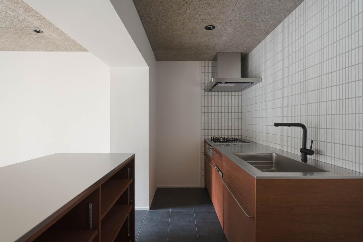 町田市山崎町の売買物件/キッチンを別のアングルで。床のタイルもかっこいい