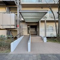 町田市山崎町の売買物件/エントランス。オートロックやホールはなく、階段室ごとに出入りする団地のようなつくりです