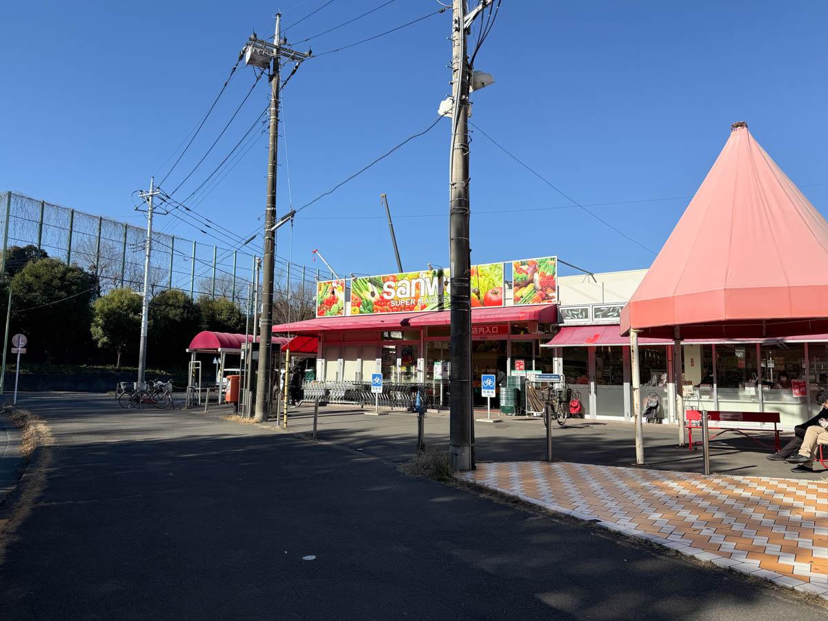 町田市山崎町の売買物件/バスロータリー脇にスーパーがあるのが便利