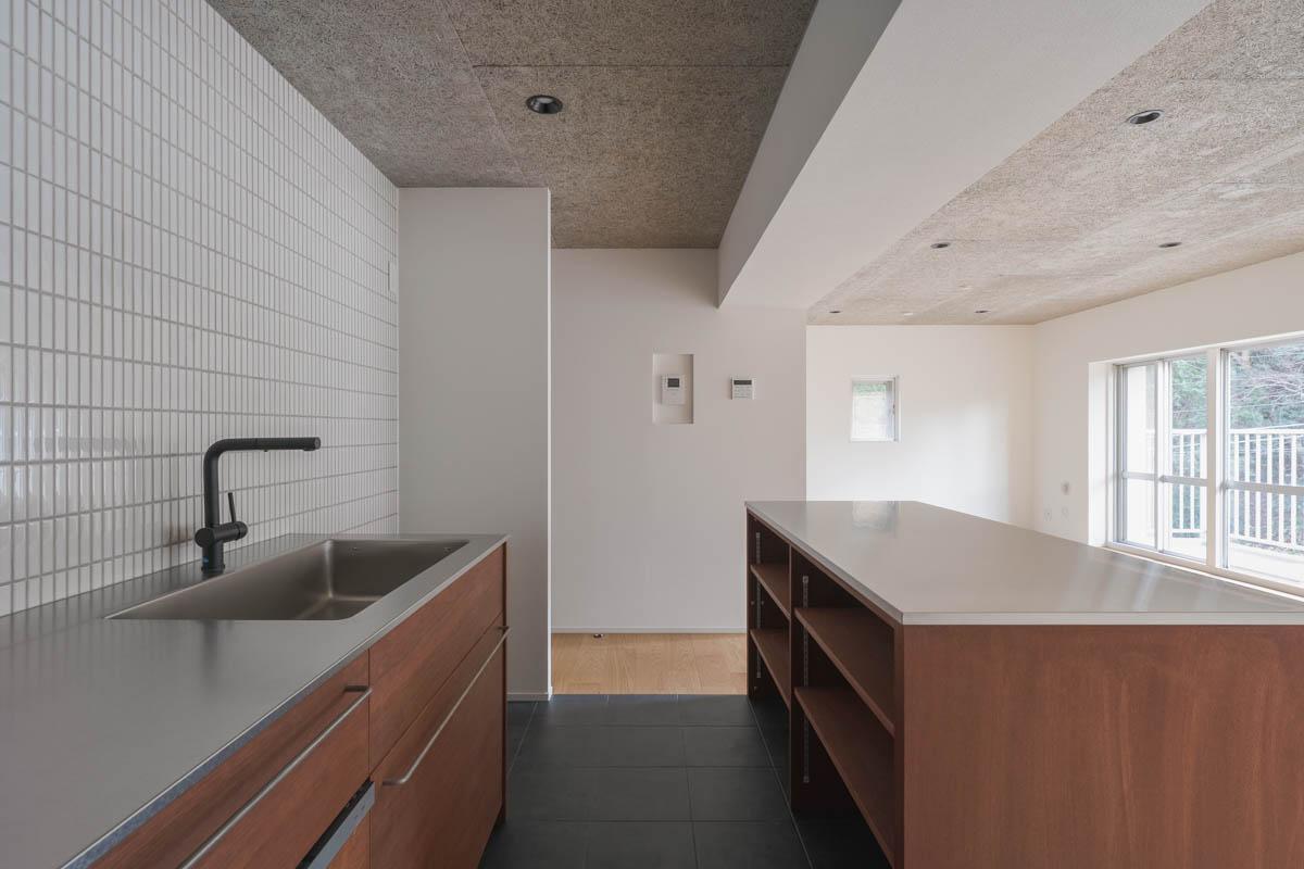 町田市山崎町の売買物件/作業スペースが広く、回遊動線のあるキッチン。見た目だけでなく、使い勝手もしっかり考えられています