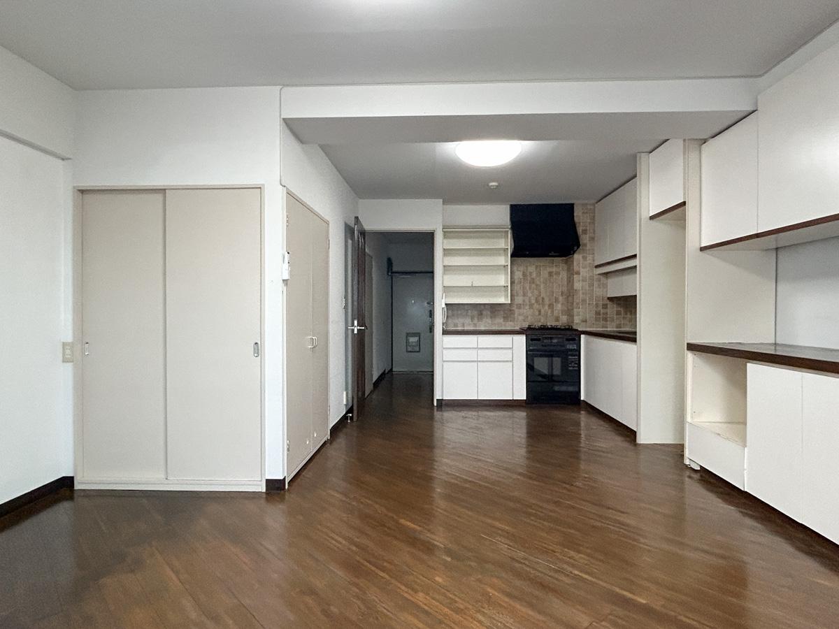 目黒区下目黒の賃貸物件/室内。フローリングから収納棚まで、レトロで哀愁漂う雰囲気