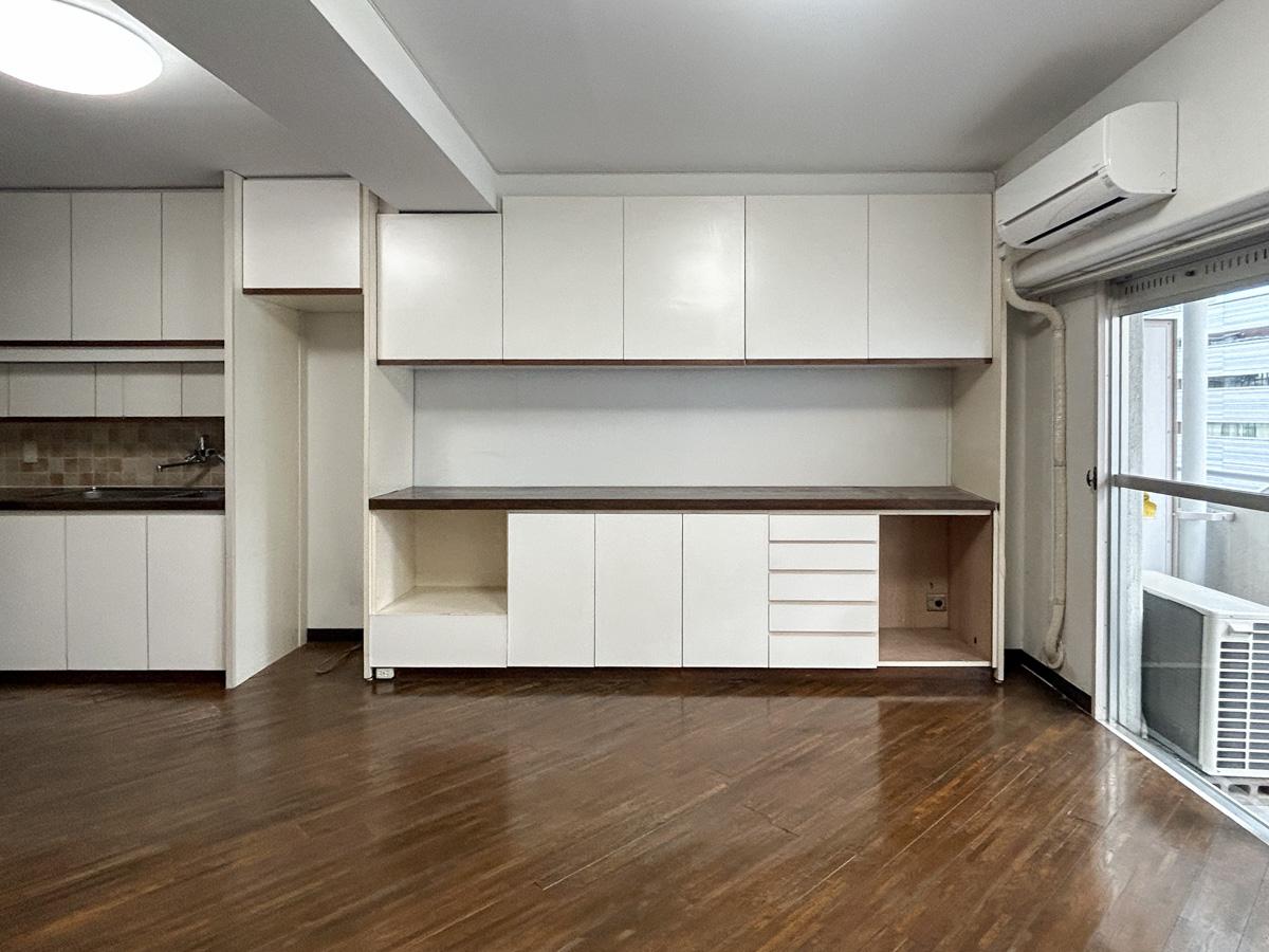 目黒区下目黒の賃貸物件/備え付けの収納棚はかなりワイド。お部屋もスッキリしそうです。