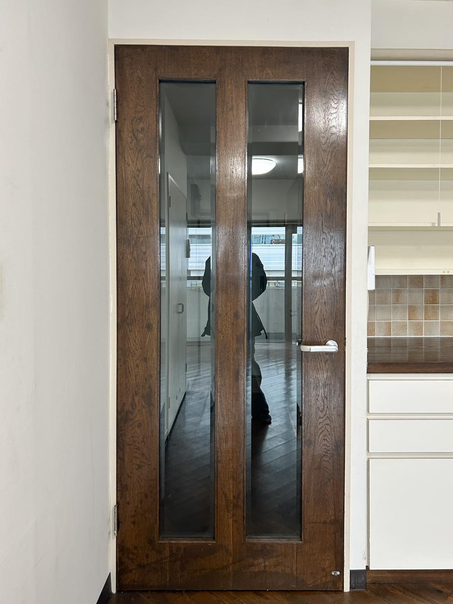 目黒区下目黒の賃貸物件/室内扉もレトロな質感です