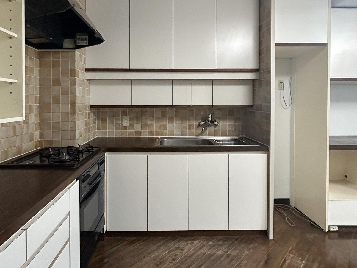 目黒区下目黒の賃貸物件/キッチン別角度から。調理スペースはかなり余裕があります