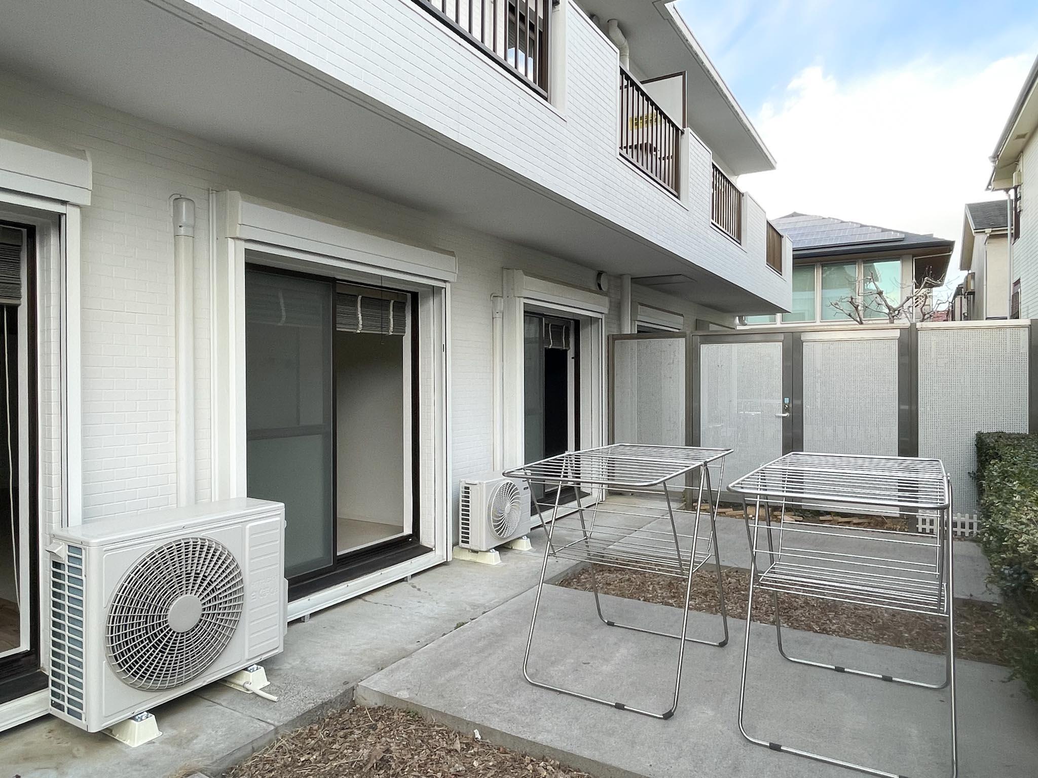 杉並区浜田山の賃貸物件/他の区画にもテラスは設けられていますが、それぞれフェンスで区切られた造りです