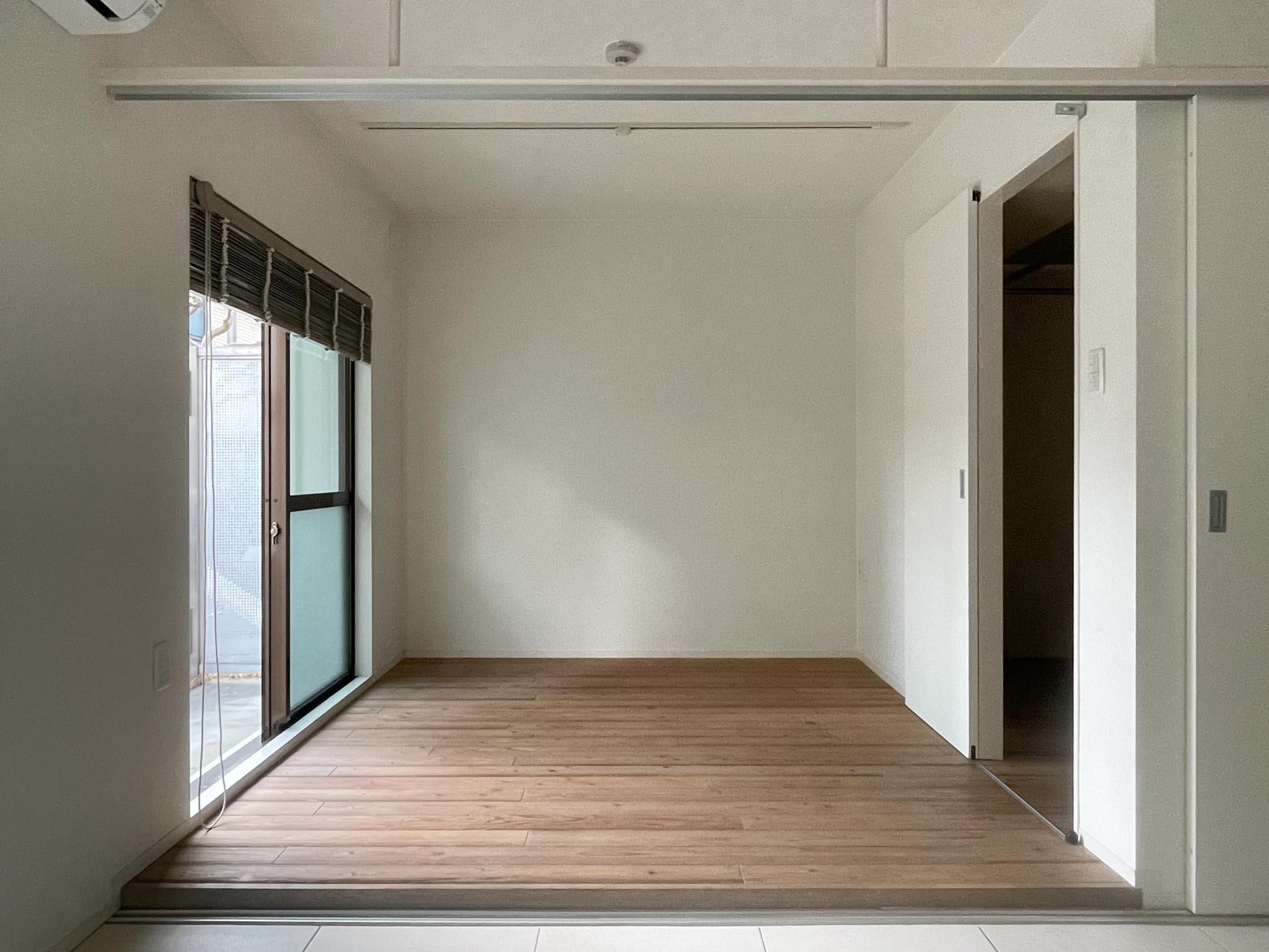 杉並区浜田山の賃貸物件/南側、洋室：フローリング仕上げの床は、さりげなく小上がりになった造りです