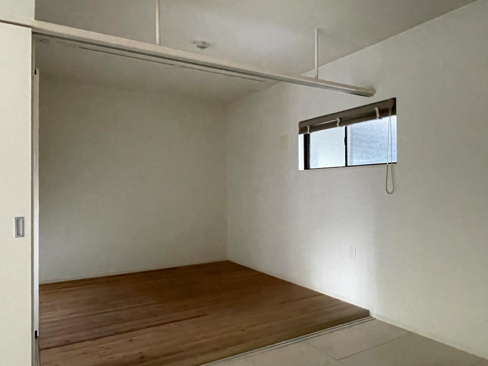 杉並区浜田山の賃貸物件/北側、4.33畳洋室：窓の外は共用部です