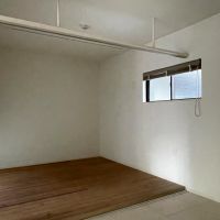 杉並区浜田山の賃貸物件/北側、4.33畳洋室：窓の外は共用部です