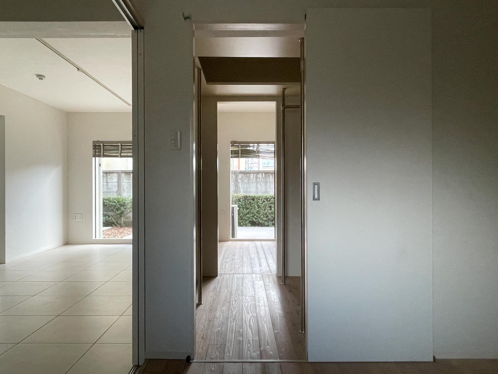 杉並区浜田山の賃貸物件/ウォークインクローゼット越しに、その先の洋室、さらに庭まで視線が抜けます