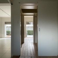 杉並区浜田山の賃貸物件/ウォークインクローゼット越しに、その先の洋室、さらに庭まで視線が抜けます