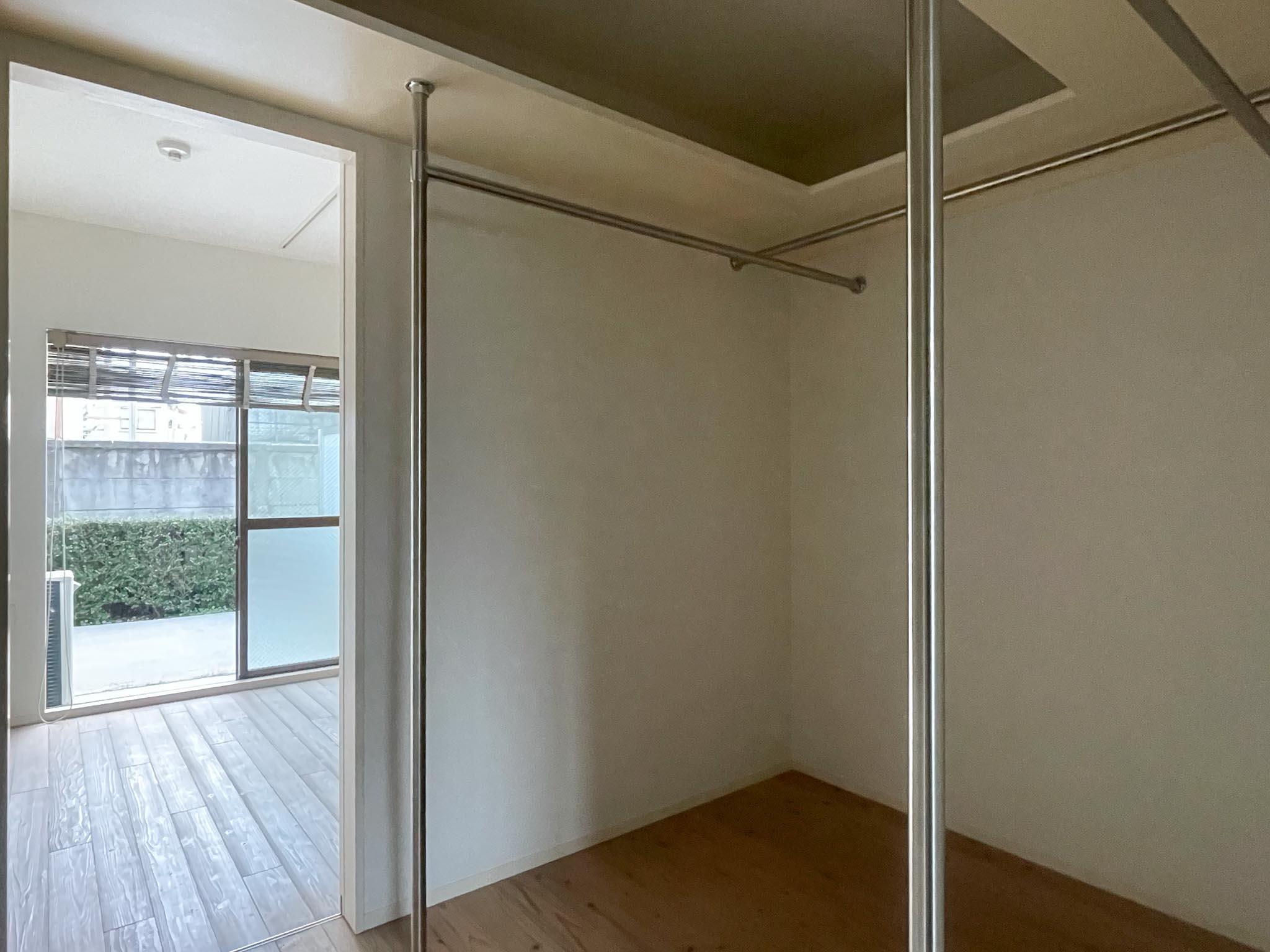 杉並区浜田山の賃貸物件/広々としたウォークインクローゼットは、両側から出入り可能です