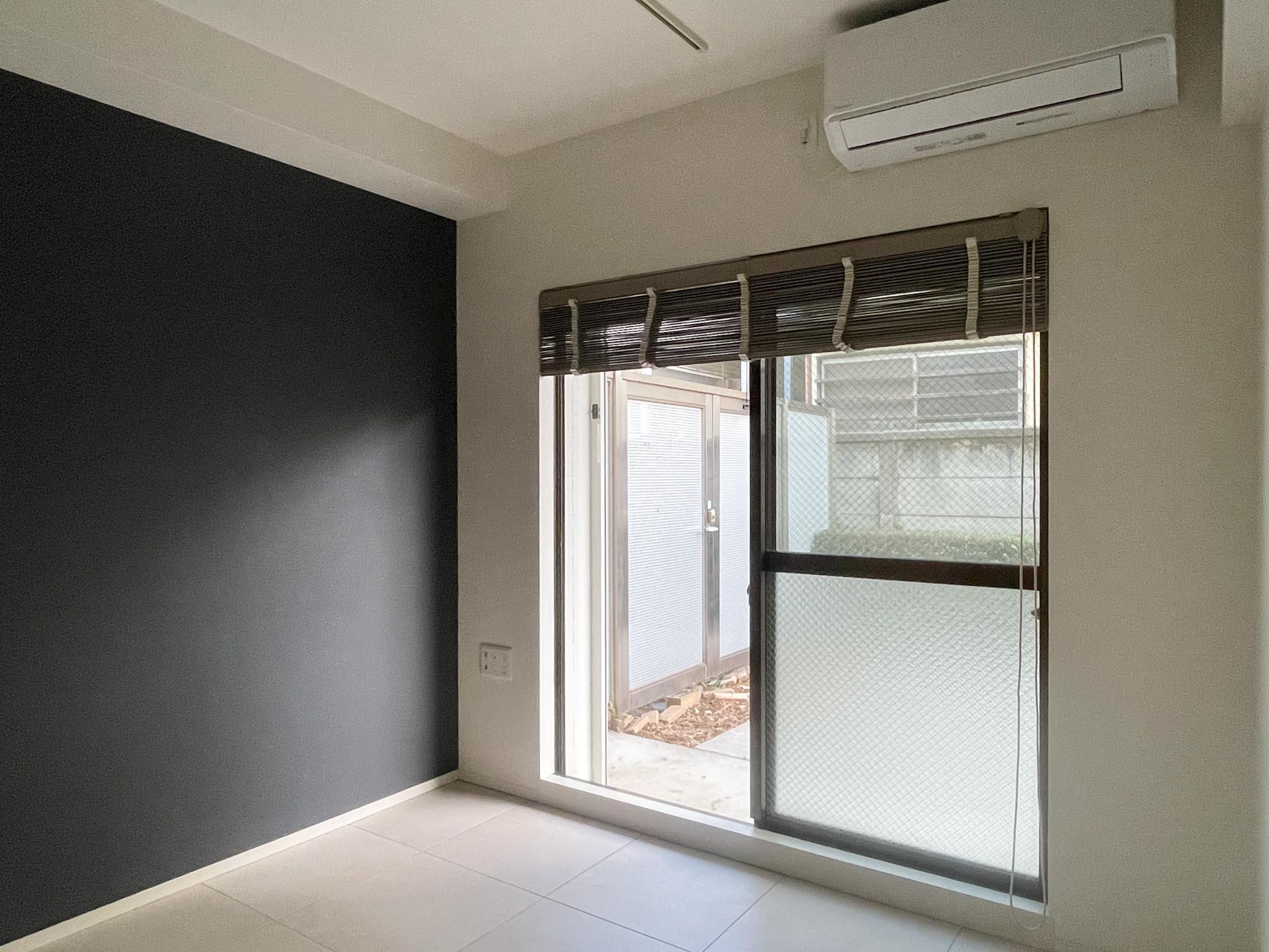 杉並区浜田山の賃貸物件/ダイニング：落ち着いた色のアクセントクロスが貼ってあります