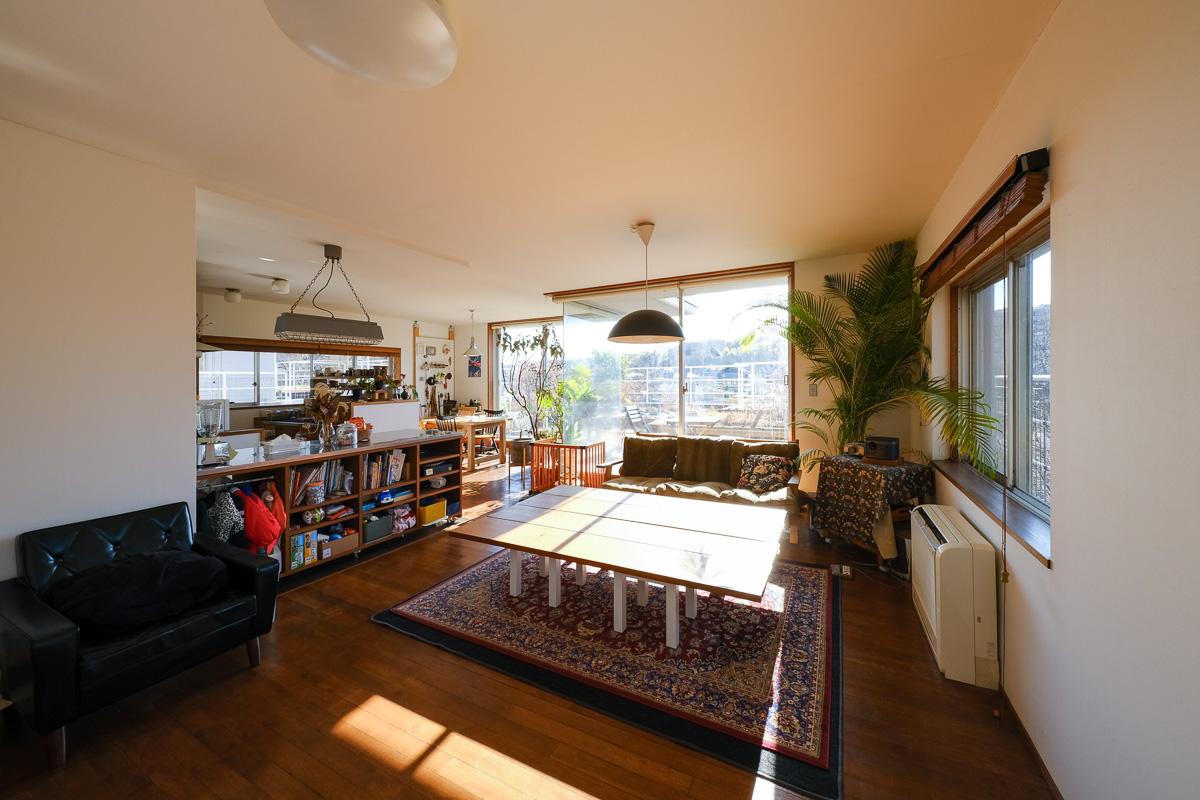 川崎市麻生区高石の売買物件/リビングは三面採光。これでもかというくらいに明るい光が入ります