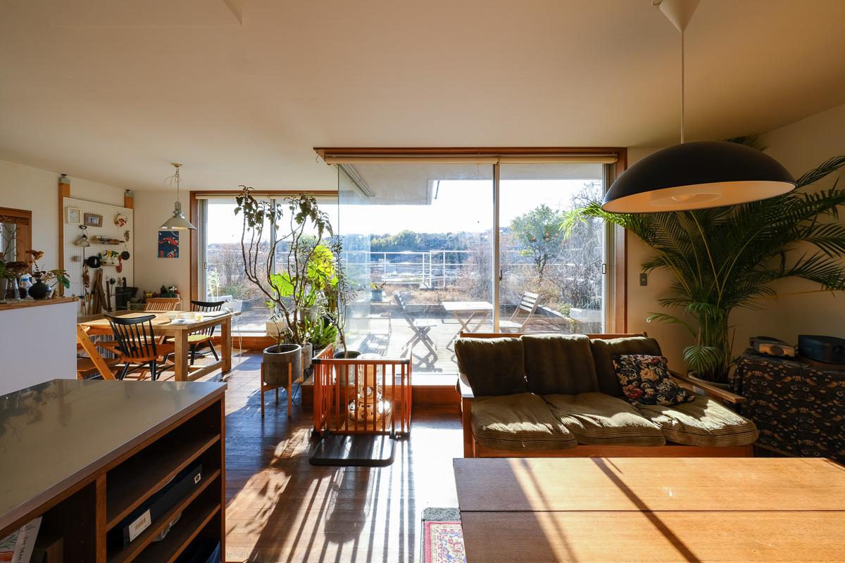 川崎市麻生区高石の売買物件/クランク型の大きなガラス窓。アルミの枠部分が少ないおかげで、外が綺麗に眺められます