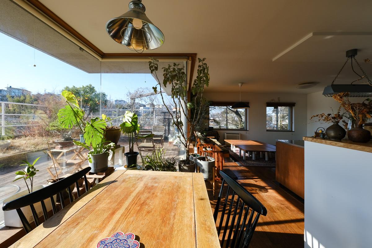 川崎市麻生区高石の売買物件/窓が大きいおかげで、窓際にいると外にいるような感覚を味わえます