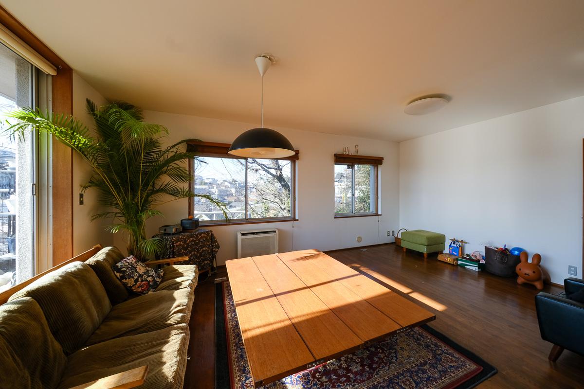 川崎市麻生区高石の売買物件/LDKは約31畳。外の緑を感じながら、ゆったりとくつろげます