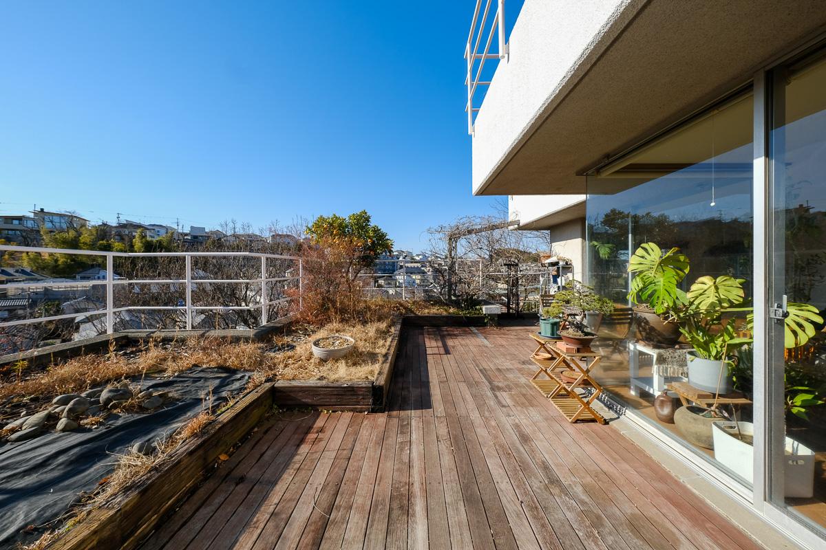 川崎市麻生区高石の売買物件/バルコニーの半分ほどは、植物が地植えできるよう土が入れてあり、3m以内であれば樹木も育てられます