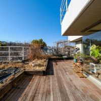 川崎市麻生区高石の売買物件/バルコニーの半分ほどは、植物が地植えできるよう土が入れてあり、3m以内であれば樹木も育てられます