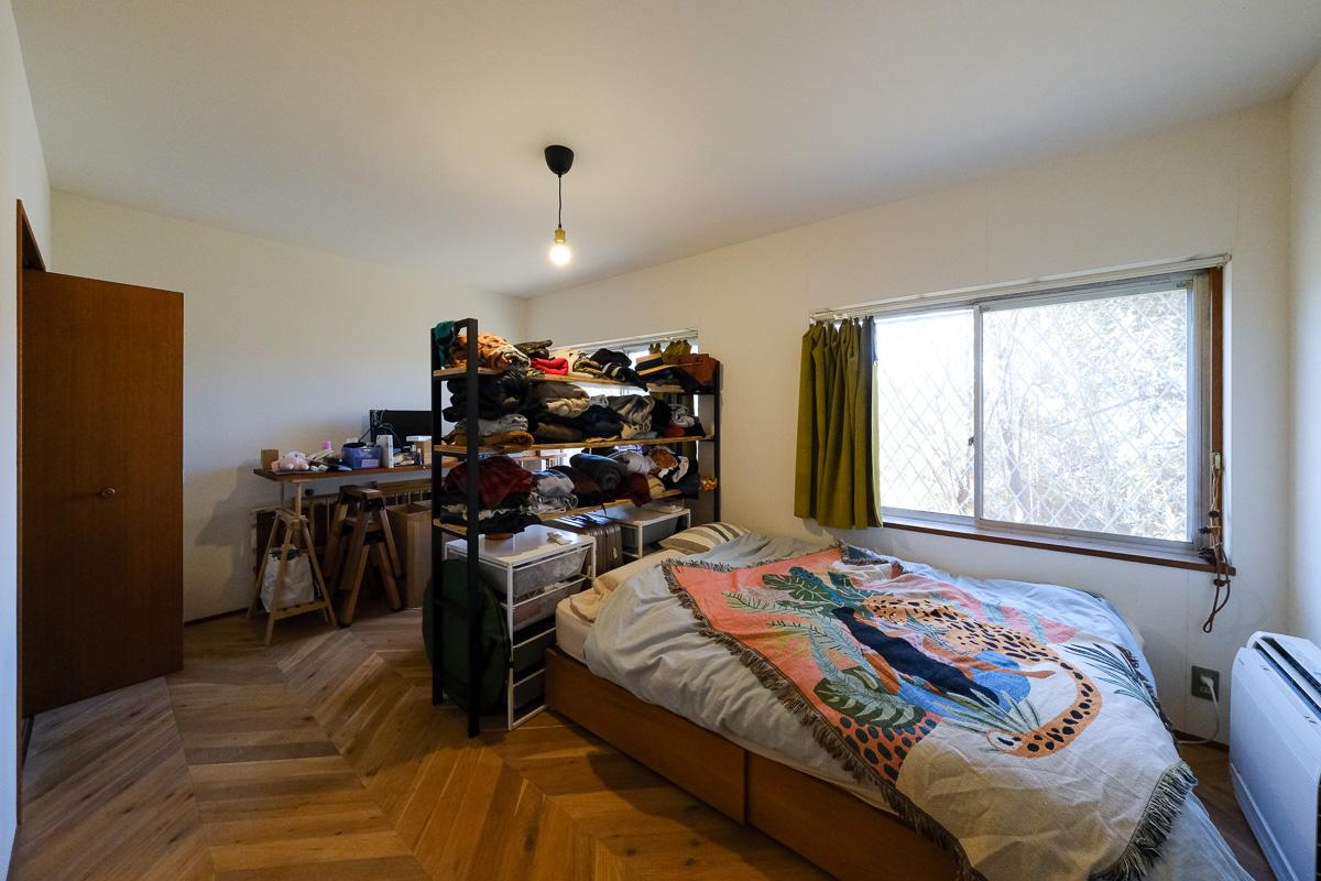 川崎市麻生区高石の売買物件/約9.5畳の洋室。床はヘリンボーン張りのフローリング